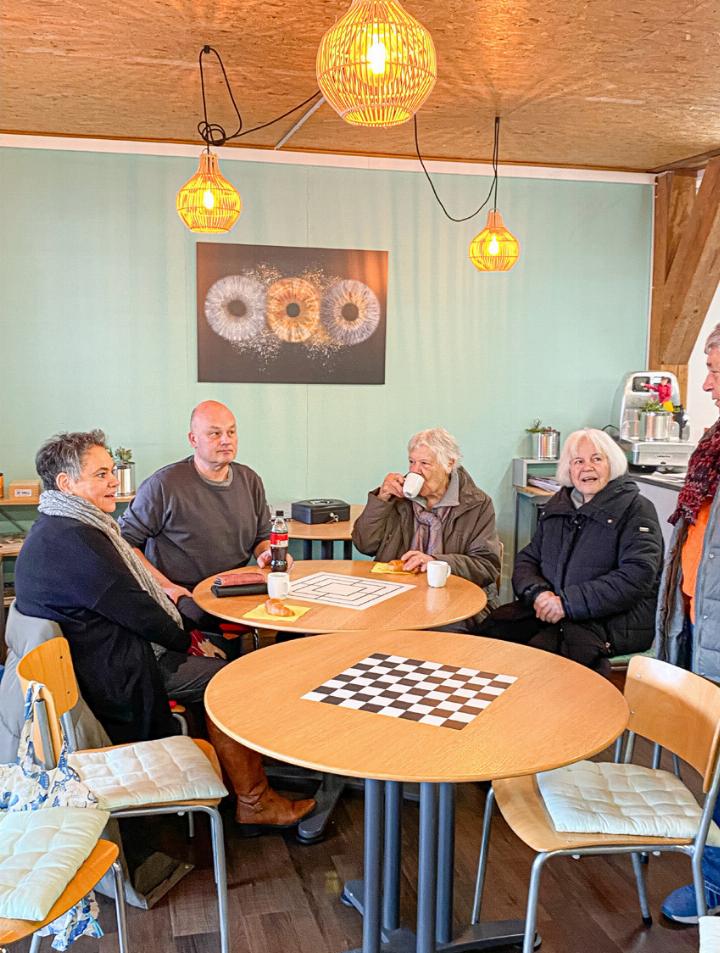 Marcel Zimmermann (zweiter von links) in angenehmer Gesprächsrunde mit den ersten Vereinsmitgliedern. Bild Brigitt Buser