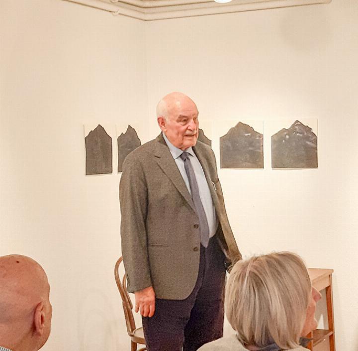 Schauspieler Charles Brauer ergänzte mit einer Lesung die Ausstellung seiner Frau Lilot Hegi.
Bild Jürg Gohl