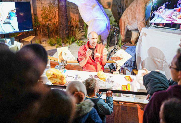 Wie schon bei der letztjährigen Ausgabe können im Naturhistorischen Museum Tierpräparatoren bei der Arbeit beobachtet werden. Bild zvg / Jeton Shali