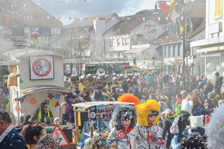 Bei schönstem Wetter zog der Gelterkinder Fasnachtsumzug zahlreiche Zuschauer an. Helge Schiebedächli
