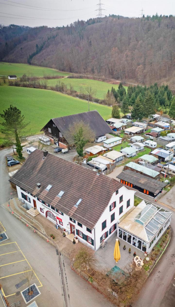 Zwölf Jahre nach der Gründung sucht die Talhaus AG mit seinem Restaurant und Campingplatz nun nach einer Nachfolgeregelung. Bild Peter Sennhauser