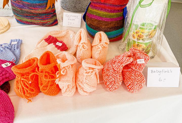 Am Bazar gab es neben Gebackenem und Eingekochtem unter anderem gestrickte Finken für Babys zu kaufen. Bild Willi Wenger