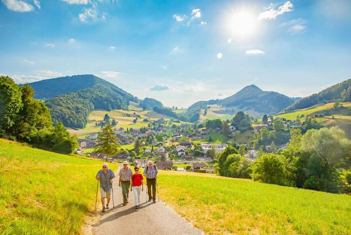 Auf den Wanderwegen geniessen Bewegungsfreudige die Natur rund um Langenbruck. Bilder zvg