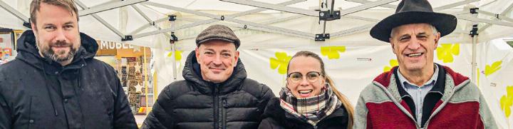 Matthias Liechti, Frank Bader, Nicole Roth und Christian Ritter (von links) präsentieren die SVP-Sektion am Sonntagsverkauf. Bild zvg