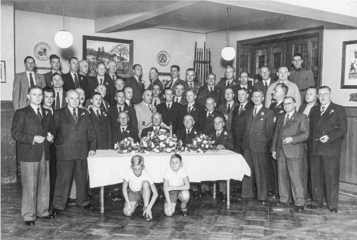 General Guisan inmitten der Liestaler Schützengesellschaft, 1946. Bild Archiv SGL
