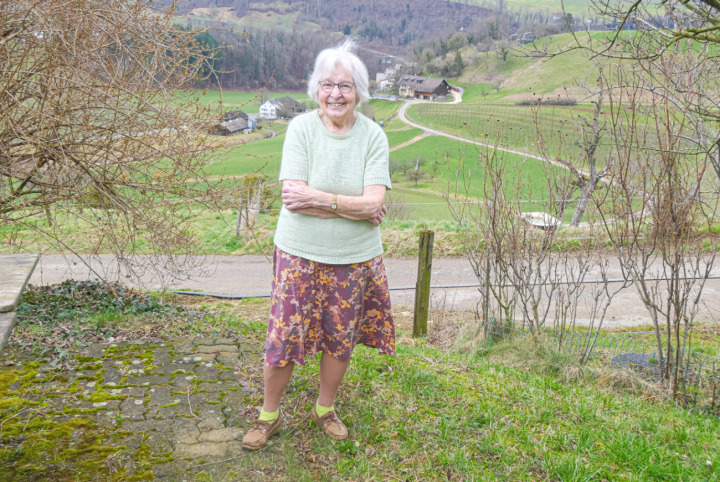 Hildy Haas (82) und der Blick vom Hof «Bireten» Richtung Tal bzw. Hölstein. Bild Elmar Gächter