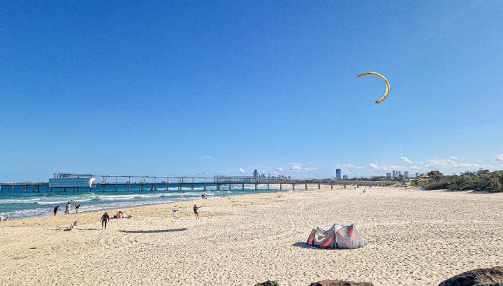 «Surfers Paradise» mit dem Strand und den Hochhäusern (fast nur Hotels).