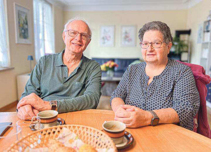 Georg Suter und Hanna Lüthy helfen bei der «Sissacher Tafel» – jeden Freitag verteilen sie Essen an 40 bis 60 Bezüger. Bild Brigitte Keller