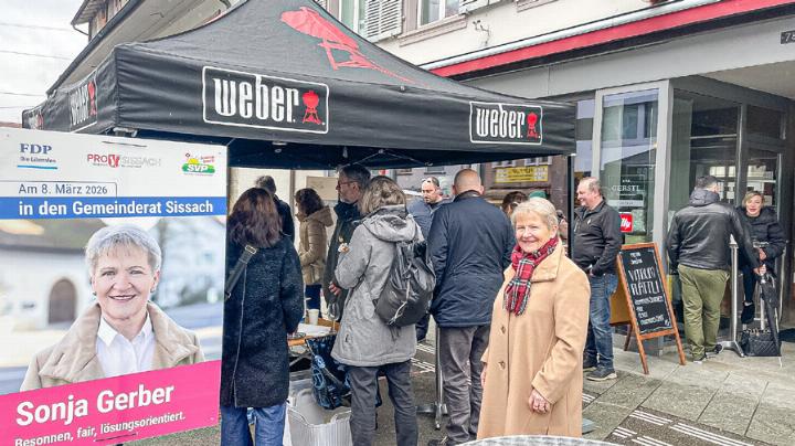 Gemeinderatskandidatin Sonja Gerber kam vor dem «Vitrum» mit Sissacherinnen und Sissachern ins Gespräch. Bild zvg