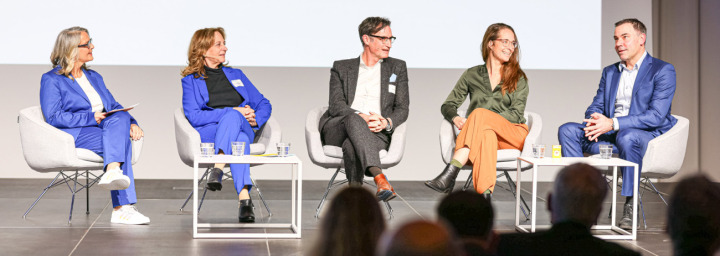 Sie sprachen über Chancen und Herausforderungen nachhaltiger Lebensmittelproduktion (v.l.): Moderatorin Sonja Hasler mit Monica Duca Widmer (ehemalige Präsidentin der Verwaltung Migros Tessin), Michael Kleinert (ZHAW Wädenswil), Jenny Kunz (Ricola) und Martin Rufer (Direktor Schweizer Bauernverband). Bild zvg