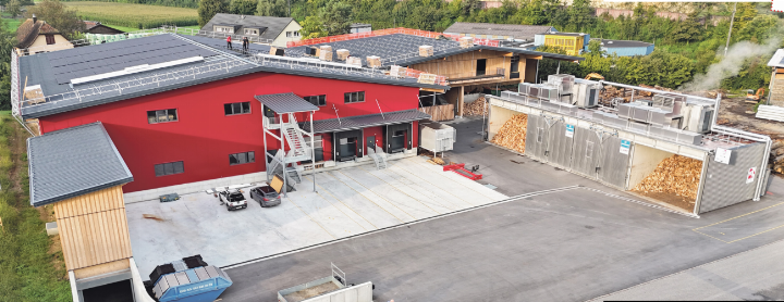 Im neuen «Werk 3» (links) werden die Holzscheite verpackt. Rechts daneben, in den grauen Trocknungsräumen, werden sie zuvor mit der Warmluft aus der Restholzverwertung getrocknet. Bild zvg
