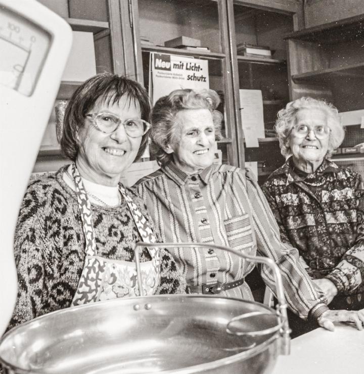 Die drei Schwestern Schaub im Geschäft Handlung Schaub, das am 31. Dezember 1993 nach über 100 Jahren endgültig seine Türen schloss. Von links: Olga Walter-Schaub, Elsie und Emma Schaub. Bilder zvg / Bild- und Tonsammlung Ramlinsburg