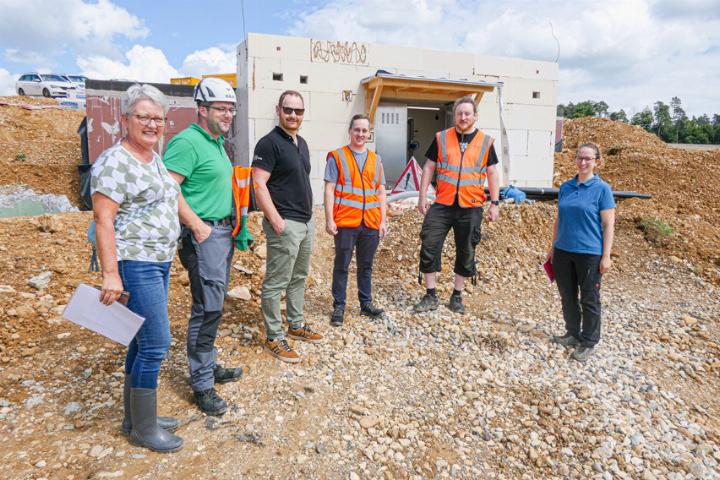 Gemeinderätin Brigitte Maurer (links) mit an Projekt und Bau Beteiligten vor dem neuen Reservoir. Bild Elmar Gächter