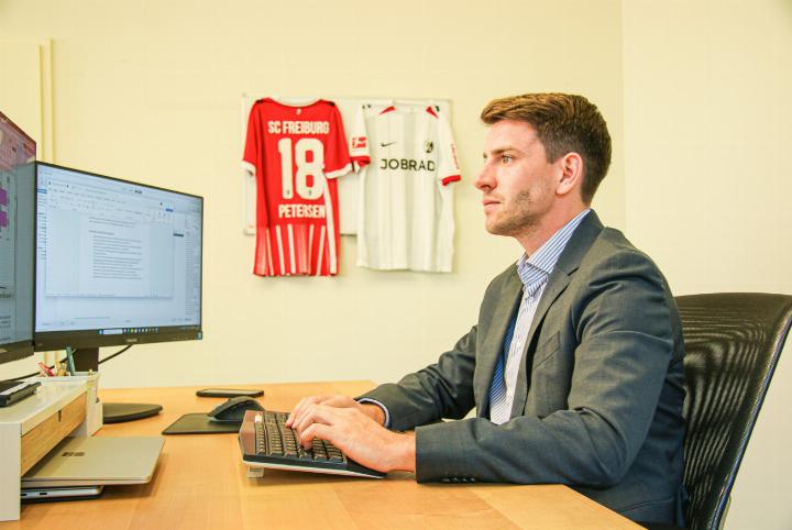 Dimitri Sidler ist seit klein auf Fan des SC Freiburg, was die Trikots in seinem Büro bezeugen. Bild Janis Erne
