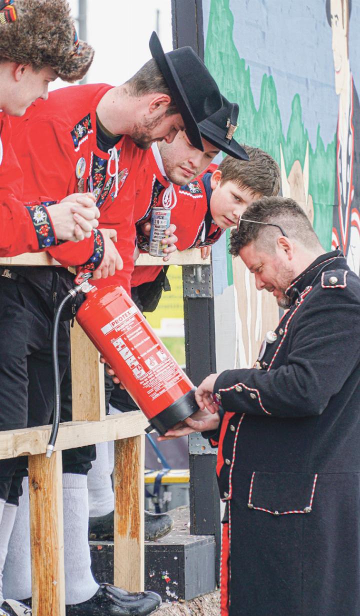 Ist der Feuerlöscher der Gränni Buebe aus Nunningen gut? Alain Grieder von der FGS gibt grünes Licht. Helge Bölcheeseli