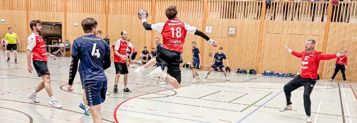 Jan Dietrich schliesst für die SG Handball Oberbaselbiet ab. Bild Lukas Müller