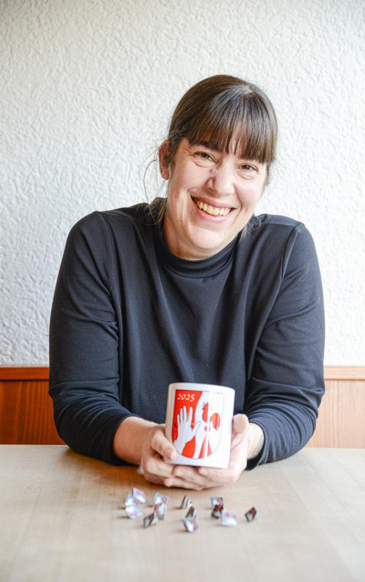 Nach dem Themenweg-Streit kam der Verkauf der Jubiläumspins praktisch zum Erliegen, sagt Rebecca Badella. Die Hälfte der produzierten Menge ist noch übrig. Die Tassen hingegen sind fast alle weg.
Bild ch.