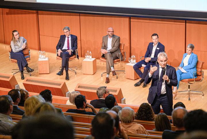 An einer Veranstaltung von HKbB und Novartis befassten sich Bundesrat Beat Jans und Vertreter aus Politik und Wirtschaft mit den möglichen Auswirkungen einer «10-Millionen-Schweiz». Bild zvg / Dominik Plüss