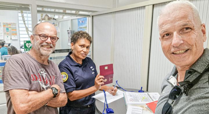 Nach zwei Stunden haben Tom (links) und Jo Krebs den Stempel zur Ausreise aus Neukaledonien. Nach zwei Stunden haben Tom (links) und Jo Krebs den Stempel zur Ausreise aus Neukaledonien.