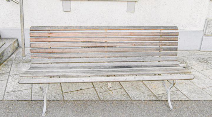 Eine Sitzbank vor und nach der Instandstellung durch René Jourdain. Eine Sitzbank vor und nach der Instandstellung durch René Jourdain.