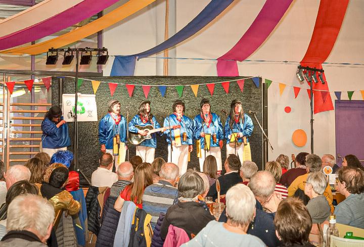 Schnitzelbank-Gruppen wie die Buckter «Fröschebei» (im Bild) oder «d Landstryycher» werden ihre Nummern in der Mehrzweckhalle vortragen. Bild zvg Schnitzelbank-Gruppen wie die Buckter «Fröschebei» (im Bild) oder «d Landstryycher» werden ihre Nummern in der Mehrzweckhalle vortragen. Bild zvg