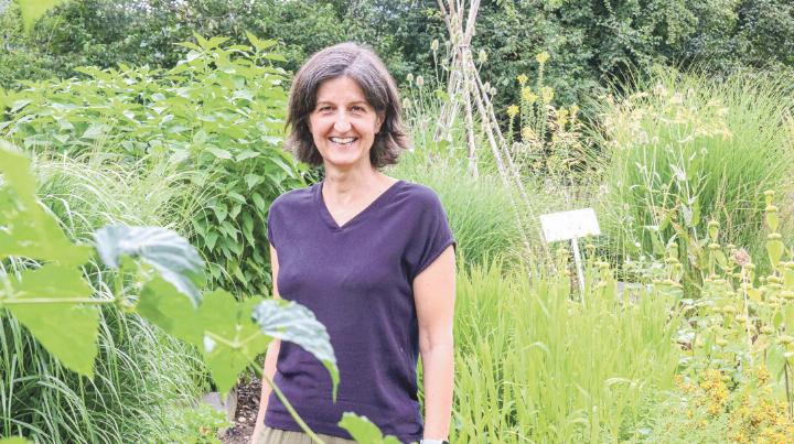 «Es gibt viele vegetarische Rezepte für den Grill, die 
wunderbar schmecken»: Kerstin Zuk im Ebenrain-
Garten.
Bild Janis Erne