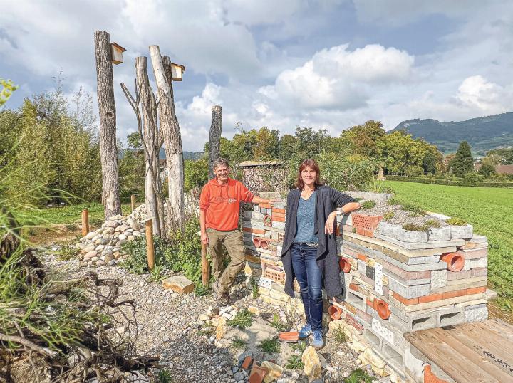 Koni Gschwind und Natascha Stauffer im Strukturengarten. Für den Bau der Trockenmauer verwendete Gschwind Recyclingmaterial. Bild Marianne Ingold