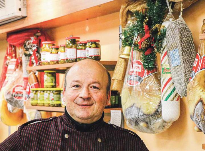 «Mir gefällt es, Stimmung und Gemütlichkeit zu verbreiten»: Metzger Rolf Häring, der übermorgen in der Begegnungszone wieder Suppe zubereiten wird. Bild Heiner Oberer