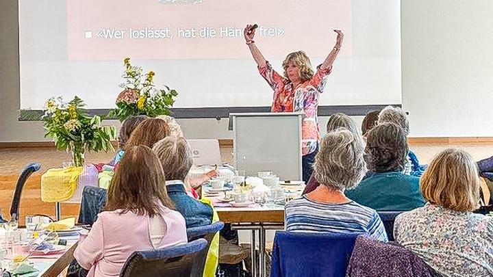 Referentin Mirjam Fisch redet über Sorgenkrisen, Bewältigungs strategien und über Gottes Hilfe dabei. Bild zvg