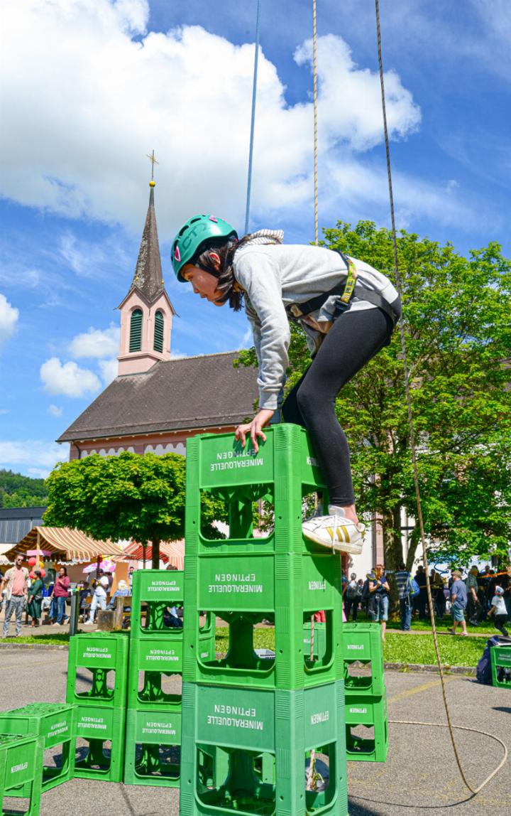 Ins kunterbunte Jubiläumsfest zu Ehren der Kirche Sankt Josef wurden Gross und Klein einbezogen. Bild Christian Horisberger