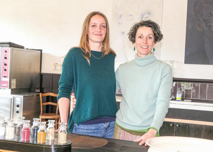 Viola Albrecht (links) und Cornelia Huber freuen sich, ihre Gäste mit einer gutbürgerlich-modernen Küche zu verwöhnen. Bild Elmar Gächter