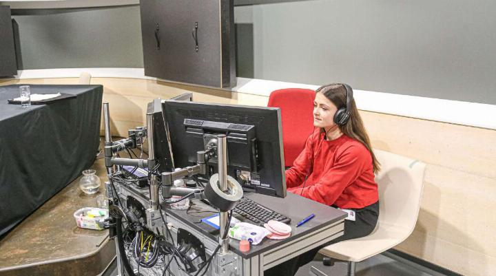 Während der Aufzeichnung der Sendung bedient die Bubendörferin regelmässig den Teleprompter, der den Moderatoren ihre Texte anzeigt. Bild Luana Güntert