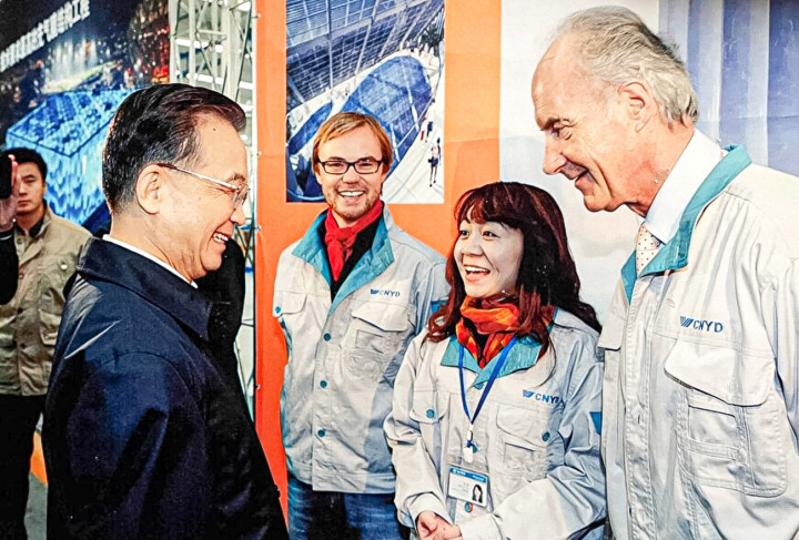 Peter Tschudin (rechts) arbeitete als Führungskraft für den chinesischen Fassadenbauer Yuanda.Bilder zvg