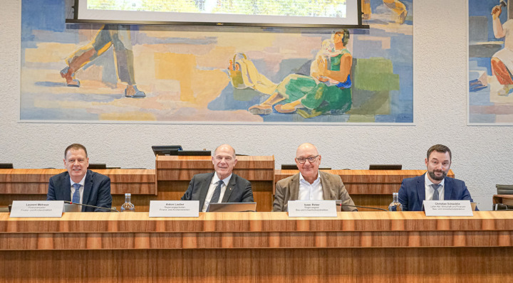 Anton Lauber (zweiter von links) und Isaac Reber (dritter von links) präsentierten die Finanzkennzahlen. Bild gfe.