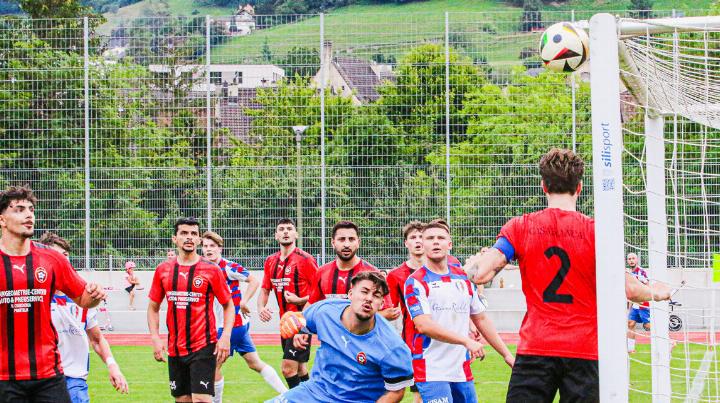 Symbolhaft für das ganze Spiel: Der Ball klebt – nach einem direkten Schussversuch beim Eckball – am Pfosten. Gelterkinden trifft mehrfach nur Aluminium, die Rossoneri können nur hoffen. Bild Sebastian Wirz