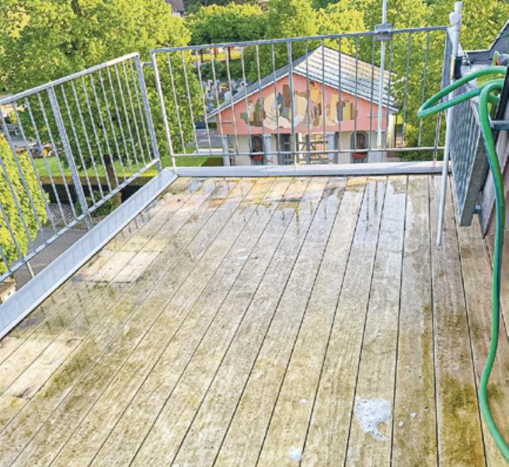 Ein Holzbalkon vor der Reinigung durch die Bläuer Holzbau AG. Bilder zvg