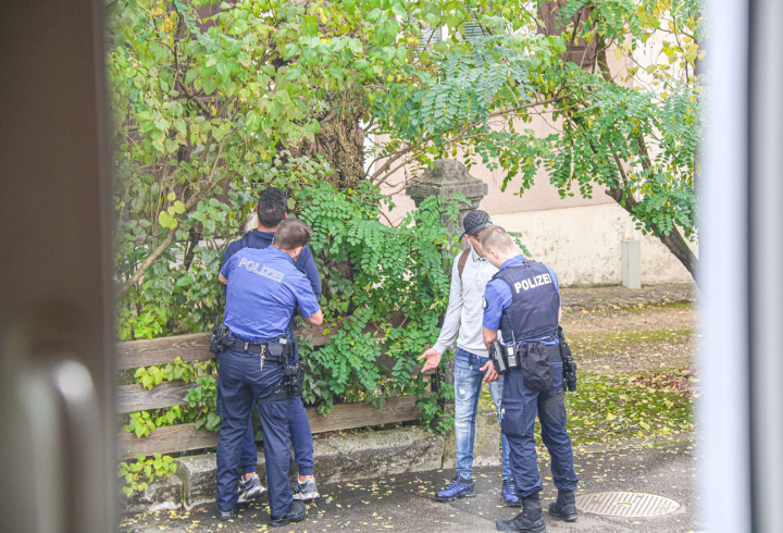 Sollen künftig auch Personen ohne Schweizer Pass verdächtige Personen verhaften dürfen? Darüber sind sich die im Landrat uneinig. Bild Archiv vs
