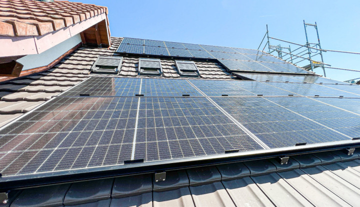 Die Initiative verlangt, dass nach Dachsanierungen eine Solaranlage installiert wird. Bild zvg / Erne Solartechnik