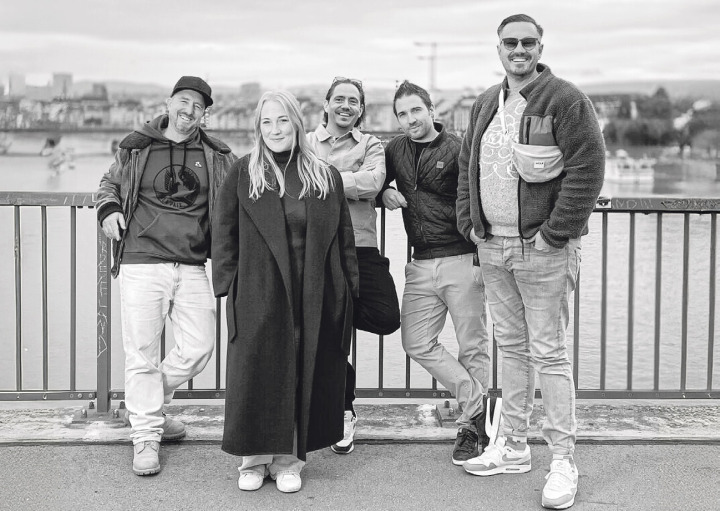 Ira May mit der Basler Band Brandhärd und dem Rapper Silenius, mit denen sie einen Song aufgenommen hat. Joël Gernet, wie Fetch zivil heisst, ist links im Bild. Bild zvg