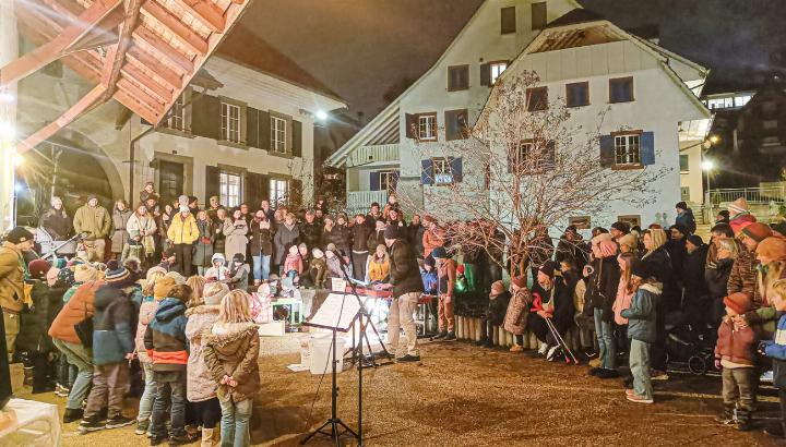 Viele Zuschauende lauschen dem Konzert der 1. und 2. Klasse der Kreisschule Buus-Maisprach. Bild zvg / Simone Schöttli