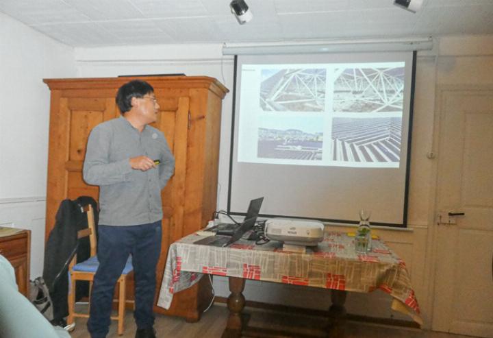 Architekt und Bauleiter Yang Yu bei seinem Vortrag im «ChinaHouse». Bild Paul Aenishänslin
