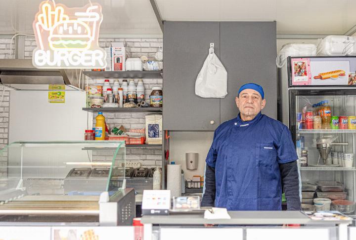 Norbert Frajstak in seinem Imbiss. Bilder Michael Hermann