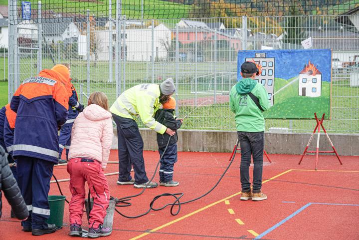 Mit einer ruhigen Hand und einem guten Auge wird schnell das «Feuer» gelöscht. Bild Carolina Mazacek
