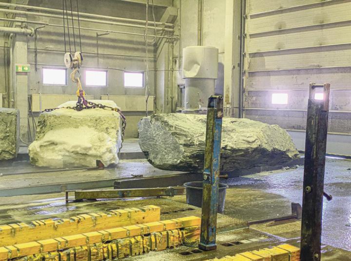 Die Felsbrocken werden in der Halle zu Öfen verarbeitet.
Bild zvg Die Felsbrocken werden in der Halle zu Öfen verarbeitet.
Bild zvg