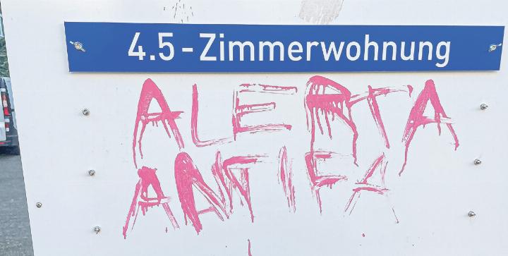Der Autor/Fotograf/Sprücheklopfer Lars Mazzucchelli (Seltisberg) wäre gerne Comiczeichner geworden, doch ist er zeichnerisch talentfrei. So fotografiert er Alltagssituationen, die ihm ins Auge stechen, und versieht sie mit einem treffenden Kommentar.