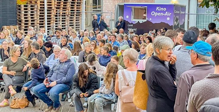 Am Schlussabend drängten sich mehr als 200 Besucher im Innenhof der Weinhandlung Buess. Bilder Archiv vs