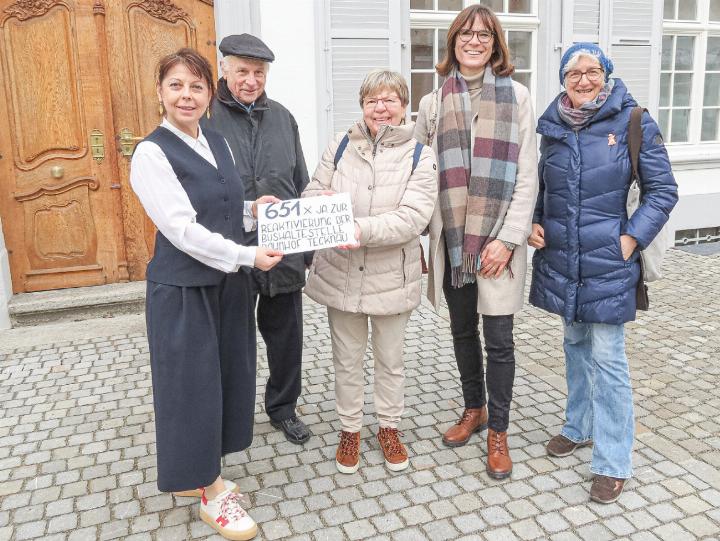 Gestern wurde die Petition der Landschreiberin Elisabeth Heer Dietrich (links) überreicht: Myrta Scherer, Maja Coletti, Martha Binggeli und Heinrich Rentsch (von rechts). Bilder svr.