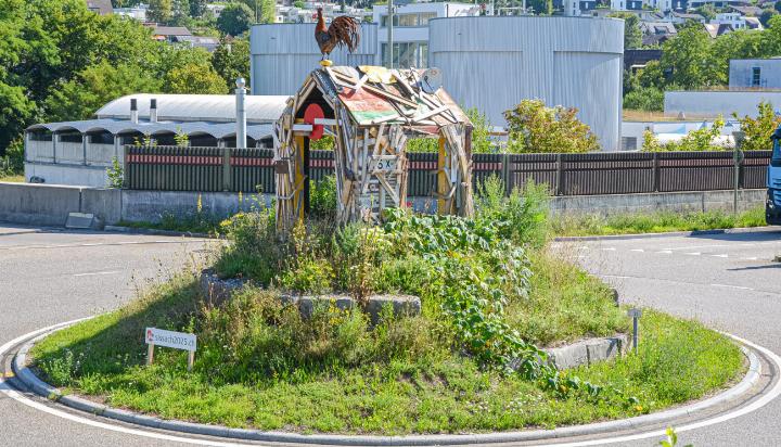 Die Kunstinstallation auf dem Kreisel wurde als Hütte aus Holz gestaltet. Denn als Sissach entstand, waren die wenigsten Häuser aus Stein gebaut.
Bild zvg