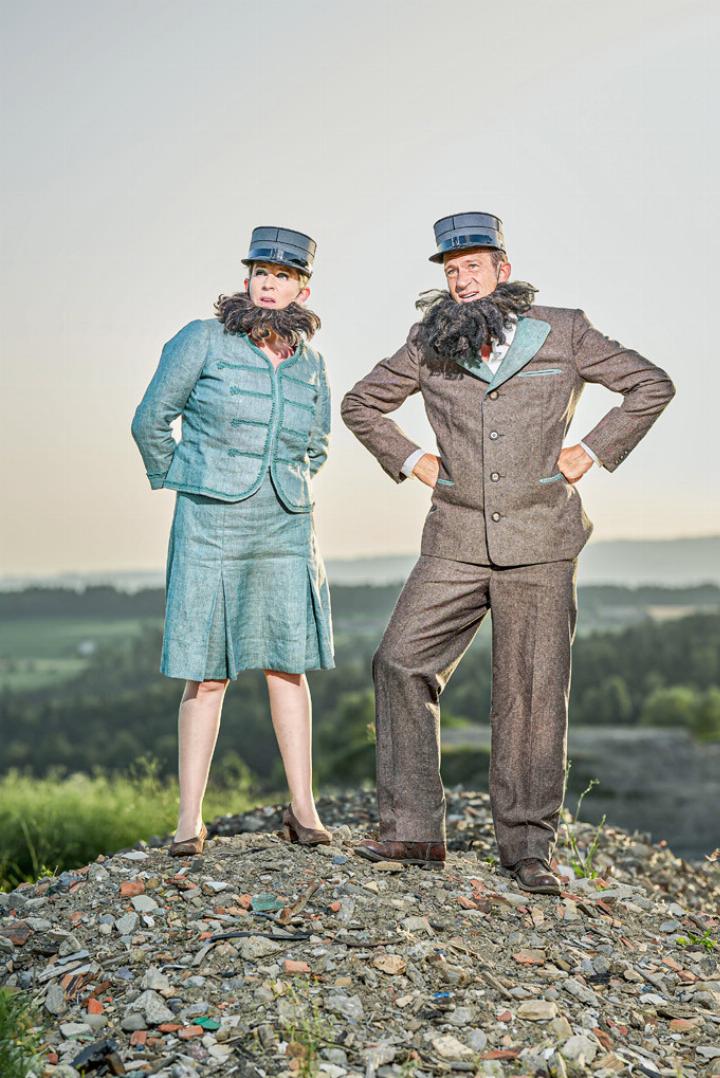 Hans und Heiri als Polizisten, dargestellt von Anna-Katharina Rickert und Ralf Schlatter.
Bild zvg /Christian Reichenbach