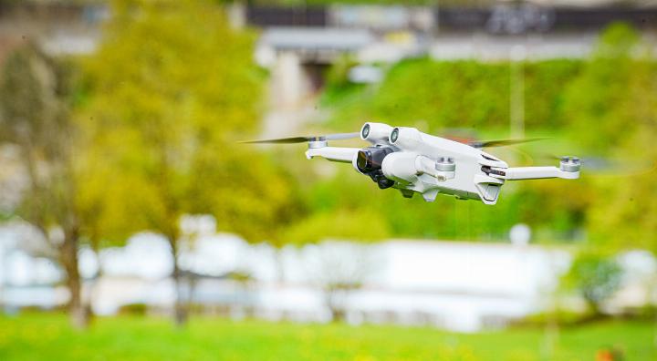 Zwar sollen die Gemeinden Drohnenflüge verbieten können. Dies aber nur in klar begrenzten Arealen wie Badeanstalten (hier Gelterkinden) oder Sportanlagen – und in Naturschutzgebieten. Bild Peter Sennhauser